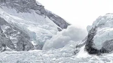 Căutările de după avalanșa din Everest au fost sistate