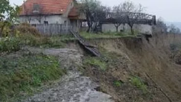 Noi alunecări de teren în Prahova: Cinci drumuri județene au fost afectate, iar structura de rezistență a unui pod a fost distrusă