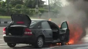 O mașină a fost cuprinsă de flăcări pe A2: Nu există victime