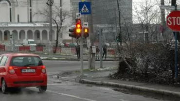 Femeie jefuită în timp ce aștepta la semafor, în Capitală: Hoții au furat suma de 7.000 lei și telefonul mobil