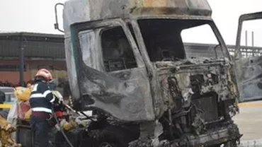 Caraș-Severin: Un TIR transportând un carusel pentru un parc de distracții a ars în totalitate