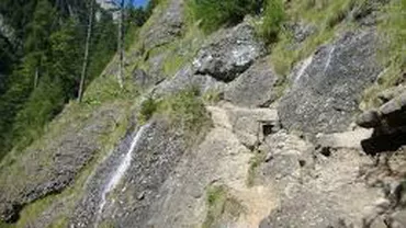 Patru turişti au rămas blocaţi pe Valea Caraiman din Masivul Bucegi