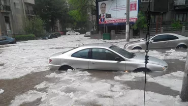 Bucureștiul, devastat de ploile torențiale: Străzi inundate, grindină de 10 cm, trafic blocat și gospodării afectate (VIDEO)