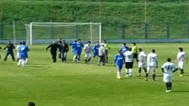 Arbitru bătut de suporteri, în timpul unui meci de fotbal în Constanța: Bărbatul a fost operat