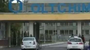 Aproximativ 50 de foști angajați ai Oltchim protestează în fața Prefecturii, cerând să își primească salariile compensatorii
