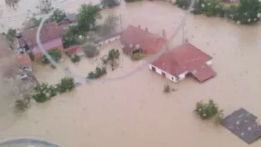 Aproximativ 15.000 de persoane au fost evacuate în Serbia, în timp ce alte șapte persoane au murit în Bosnia