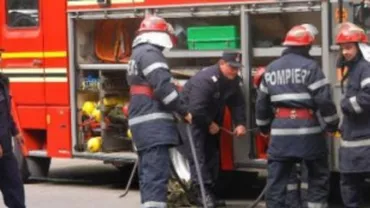 Incendiu la o casă din Sectorul 2: Flăcări violente au cuprins acoperișul