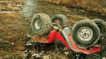 Un ATV a fost lovit de un autoturism în județul Suceava: O persoană a murit, iar altele trei au fost rănite