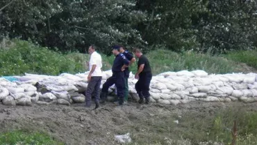 Argeș: Nisipul dus de autorități pe malul unui râu pentru îndiguiri, furat de localnici