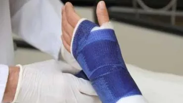 Un polițist din Suceava și-a rupt mâna încercând să spargă ușa unui suspect de trafic de droguri