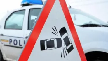 Trei persoane au fost grav rănite după ce mașina în care se aflau a fost lovită de un TIR pe șoseaua de centură Arad