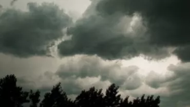 ANM: Cod galben de ploi și vreme rea pentru cea mai mare parte a țării (FOTO)