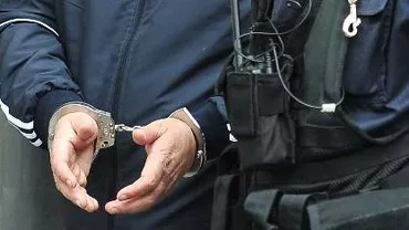 Prahova: Bărbat arestat pentru relaţii intime cu nepoata concubinei sale, căreia îi dădea câte 3 lei