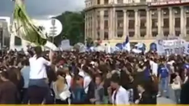 Incidente la parada elevilor din Capitală: Doi tineri, ridicați de jandarmi