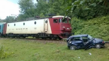 Olt: Două persoane au murit după ce un autoturism a fost lovit de un tren
