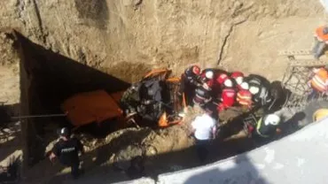 Iași: Două persoane au fost rănite după ce o autoutilitară a căzut în gol într-un pasaj subteran aflat în lucru