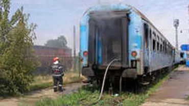 Zeci de călători ai unui tren care circula pe ruta Brașov - București au fost evacuați după ce a început să iasă fum dintr-un vagon al garniturii