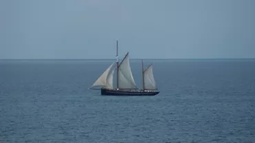 Patru turişti aflaţi pe un velier intrat în derivă în apropiere de Vama Veche, salvaţi de poliţişti