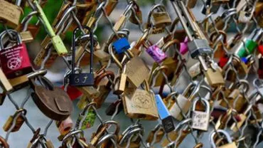 Podul Artelor din Paris a fost evacuat după ce un grilaj s-a prăbușit sub greutatea ”lacătelor iubirii”