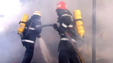 Două case au ars în Buzău, într-un incendiu puternic (VIDEO)