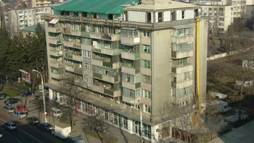 Acoperişul unui bloc din Drobeta Turnu Severin, spulberat de o furtună care a durat zece minute