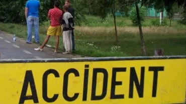 Bacău: 14 persoane au fost rănite după ce un microbuz a loviat o autilitară, apoi a intrat într-un copac