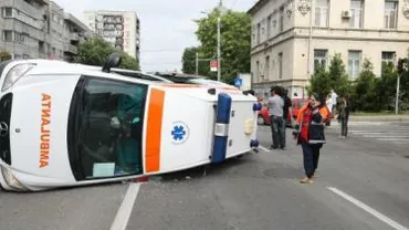 Râmnicu Vâlcea: O ambulanță care transporta un pacient s-a răsturnat într-o intersecție