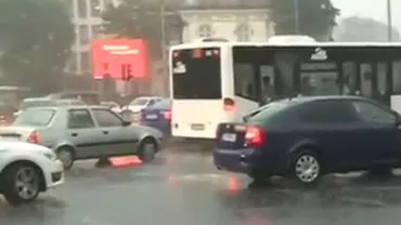Dezastru după furtuna din București: Mașini distruse de copaci, semafoare defecte și acumulări de apă pe străzi