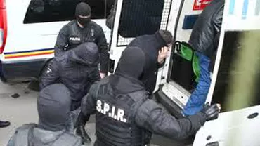 Cluj: Trei persoane care racolau tinere pe care le obligau să se prostitueze, reţinute