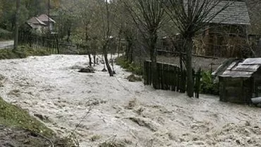 Prahova: Un bărbat a rămas blocat pe o insuliță după ce viitura a lovit zona în care acesta se afla