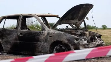 O mașină a fost cuprinsă de flăcări în Timiș, arzând în totalitate: Nimeni nu a fost rănit