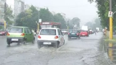 Mai multe străzi și bulevarde din Constanța, inundate în urma unei ploi torențiale