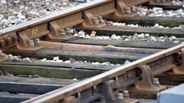 O macara a lovit un pod CFR în apropiere de Cluj-Napoca: Șoferul utilitarei a fost rănit