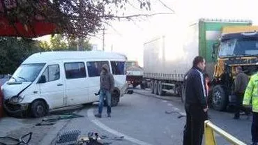 Coliziune frontală între un microbuz și un TIR în Mureș: Nouă persoane, între care patru copii, au fost rănite, iar o alta a decedat