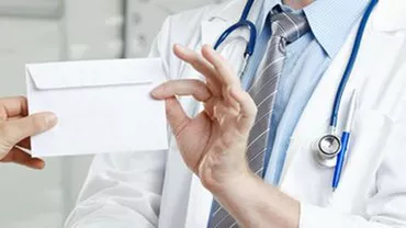 Medic care predă la Facultatea de Medicină din Oradea, prins în timp ce lua mită de la două studente
