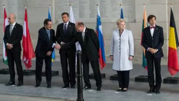 Fotografiile în care Traian Băsescu apare alături de Angela Merkel și David Cameron spulberă speculațiile privind marginalizarea României (FOTO)