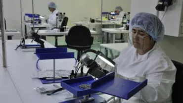 Angajaţii fabricii de seringi din Suceava au oprit lucrul pentru nu şi-au primit salariile din octombrie 2013