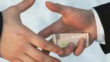 Un șef de direcție din Consiliul Județean Caraș-Severin a fost prins în flagrant în timp ce lua mită