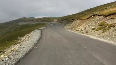 Proprietarii de pensiuni din Rânca au protestat cu pâine și lumânări, nemulțumiți că Transalpina nu a fost deschisă circulației