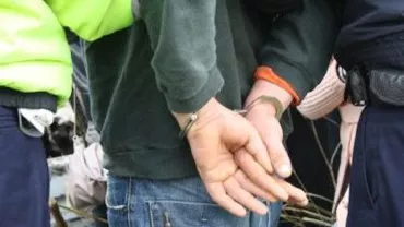 Bacău: Doi tineri au fost reținuți după ce au violat o fată de 16 ani
