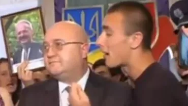 Ucraina: Un guvernator a fost atacat de cetățenii furioși. Bărbatul a sărit pe o fereastră pentru a se salva (VIDEO)