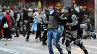 Macedonia: Peste 20 de persoane au fost rănite în urma unor ciocniri între poliţie şi manifestanţi