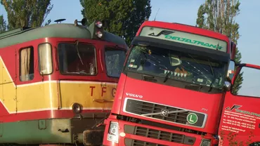 TIR lovit în plin de un tren, lângă Timișoara: Șoferul a scăpat nevătămat