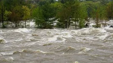 Un copil de trei ani și jumătate din Bistrița a murit după ce a fost luat de viitură