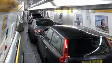 Peste 380 de persoane aflate la bordul unei navete de transport au fost evacuate din tunelul de sub Marea Mânecii