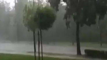 Inundații în mai multe orașe din țară, în urma unor ploi torențiale (VIDEO)