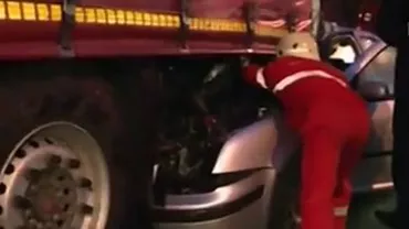 Brașov: Un tânăr de 25 ani a murit după ce un TIR s-a răsturnat peste mașina pe care o conducea (VIDEO)