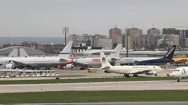 Portugalia: Elemente desprinse din motorul unui avion au căzut peste o casă și mai multe mașini