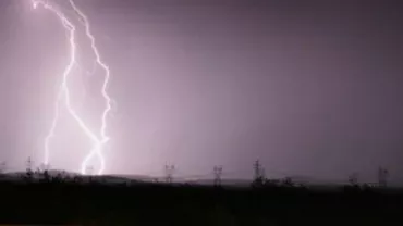 O fetiță de 12 ani a murit lovită de un fulger, pe un câmp din Caraş-Severin