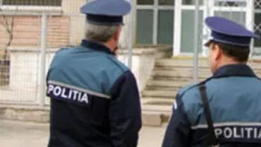 Poliția Județeană Brașov a inițiat o anchetă după ce un agent a lovit un bărbat care îl filma cu telefonul mobil